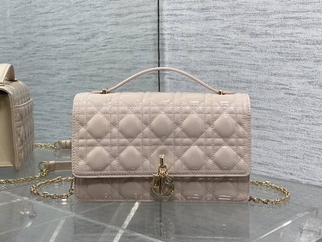 原厂 配全套原版包装 粉色漆皮现货 砖柜最新中号珍珠链条手拿包，标志性的藤纹格，经典的字母吊饰，别致的手柄设计，搭配柔软的羊皮，优雅又时尚，亮点在于绝美的链条，