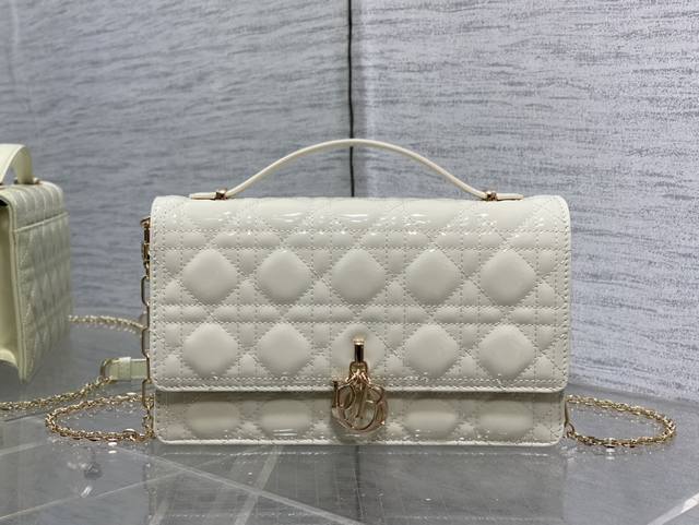 原厂 配全套原版包装 白色漆皮现货 砖柜最新中号珍珠链条手拿包,标志性的藤纹格,经典的字母吊饰,别致的手柄设计,搭配柔软的羊皮,优雅又时尚,亮点在于绝美的链条, 原厂 配全套原版包装 白色漆皮现货 砖柜最新中号珍珠链条手拿包,标志性的藤纹格,经典的字母吊饰,别致的手柄设计,搭配柔软的羊皮,优雅又时尚,亮点在于绝美的链条,