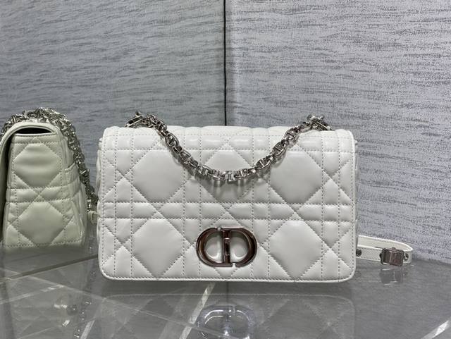 顶级 配全套原版包装 中号现货 砖柜最新Caro 胖胖包,经典的菱格纹,高质感的金色五金,又优雅又飒,手感极好的小牛皮,精美又别致的链条,多种背法,容量可观,可 顶级 配全套原版包装 中号现货 砖柜最新Caro 胖胖包,经典的菱格纹,高质感的金色五金,又优雅又飒,手感极好的小牛皮,精美又别致的链条,多种背法,容量可观,可