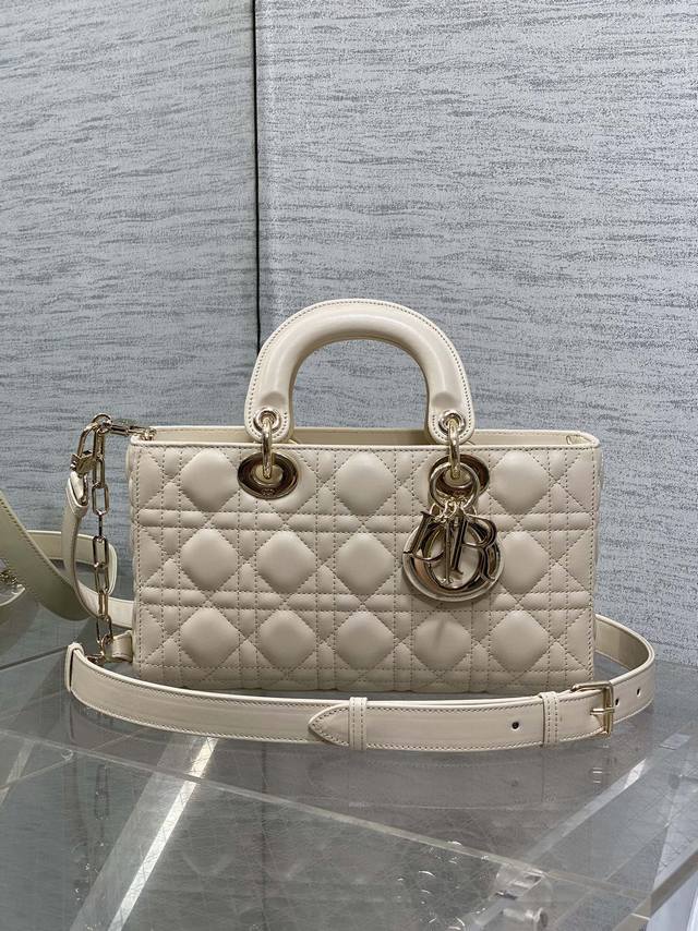 原厂 配全套原版包装 大号象牙白现货 原厂皮内里配羊筋绒全新D-Joy强势回归，大爆款的节奏，包包自带两条肩带，多种背法♀，上身又美又飒，经典的菱格设计，搭配柔