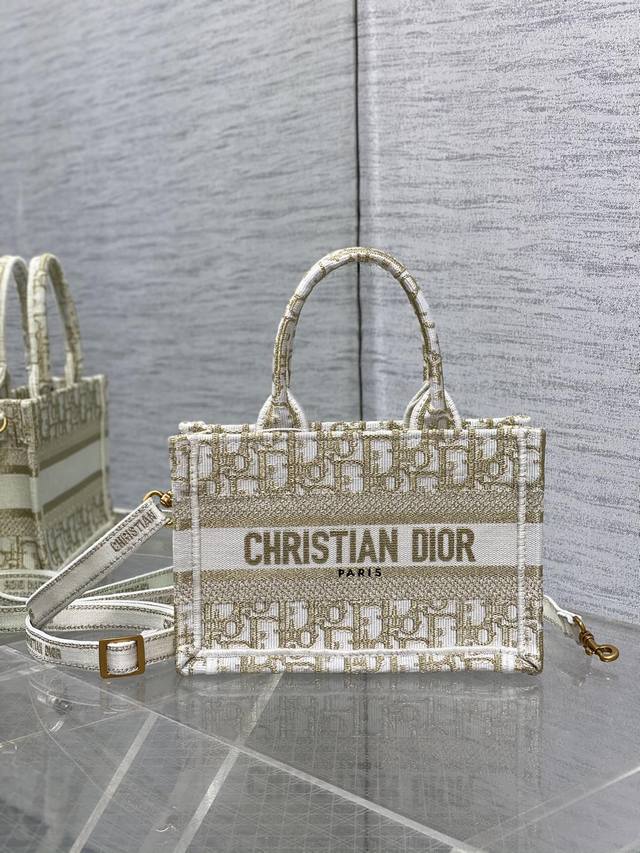 顶级原单 配全套原版包装 迷你现货 Tote最新秋冬系列，终于出肩带款了，可解放双手的Tote 包，精美的蝴蝶刺绣，点缀字母标志，精湛的工艺，搭配可调节，可拆卸