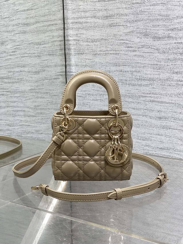 原厂 配全套原版包装 奶茶色现货 Lady最新Micro系列,一只什么都装不下,只能装下可爱的小包包,采用柔软的绵羊皮精心制作,标志性的字母五金扣,精巧的包形, 原厂 配全套原版包装 奶茶色现货 Lady最新Micro系列,一只什么都装不下,只能装下可爱的小包包,采用柔软的绵羊皮精心制作,标志性的字母五金扣,精巧的包形,