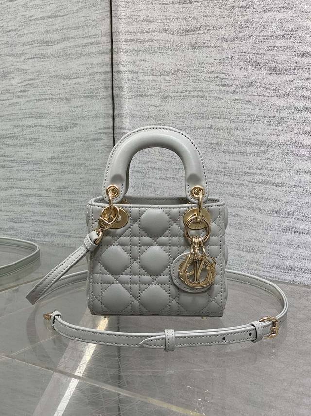 原厂 配全套原版包装 云雾灰现货 Lady最新Micro系列，一只什么都装不下，只能装下可爱的小包包，采用柔软的绵羊皮精心制作，标志性的字母五金扣，精巧的包形，