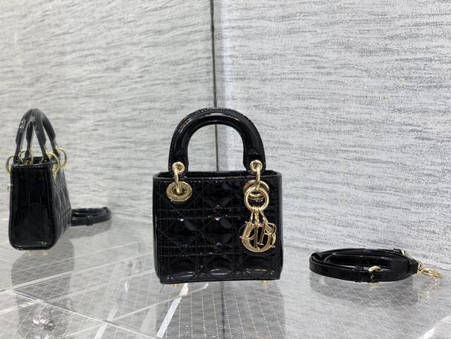 原厂 配全套原版包装 经典黑现货 Lady最新Micro漆皮系列，一只什么都装不下，只能装下可爱的小包包，采用柔软的漆黑精心制作，标志性的字母五金扣，精巧的包形