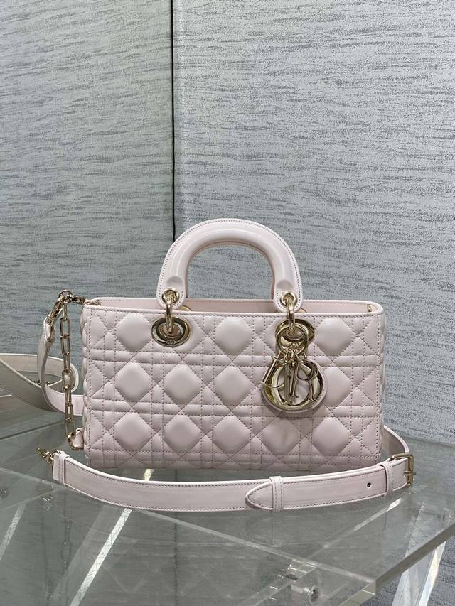 原厂 配全套原版包装 大号樱花粉现货 全新D-Joy强势回归，大爆款的节奏，包包自带两条肩带，多种背法♀，上身又美又飒，经典的菱格设计，搭配柔软的绵羊皮优雅又时