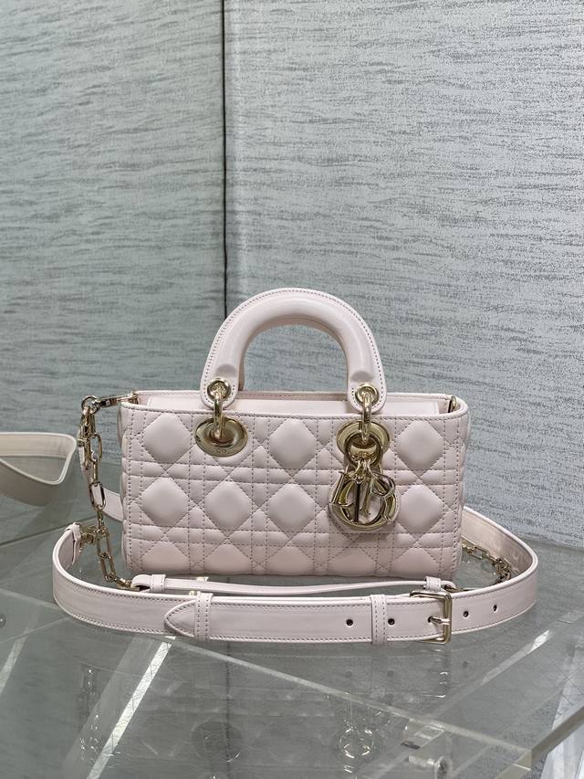 原厂 配全套原版包装 小号樱花粉现货 D-Joy小号系列，新出的尺寸更小巧，更显得精致，大爆款的节奏，包包自带两条肩带，多种背法♀，上身又美又飒，经典的菱格设计