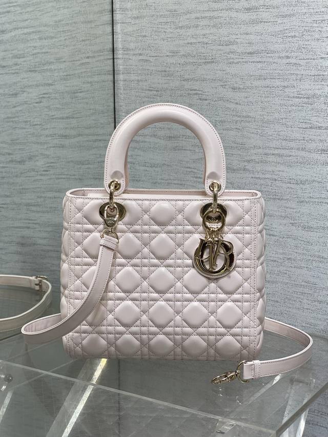 原厂 配全套原版包装 五格樱花粉现货 Lady最新翻盖羊皮五格，经典升级，改掉之前刮手的拉链设计，实在是太贴心了，被各种拉链包伤害后，真的非常喜欢新款五格的翻盖