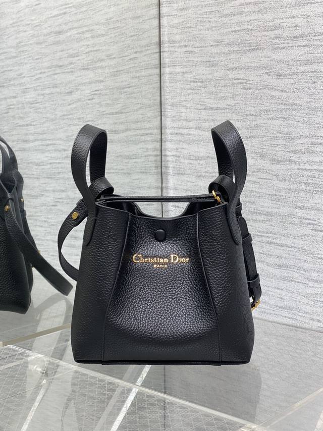 原厂品质 配全套原版包装 黑色现货 Signature系列水桶包，绝对的实用王者，进口的粒面牛皮，搭配经典金色字母，超大的容量，超轻便的设计，Buff叠满，长肩