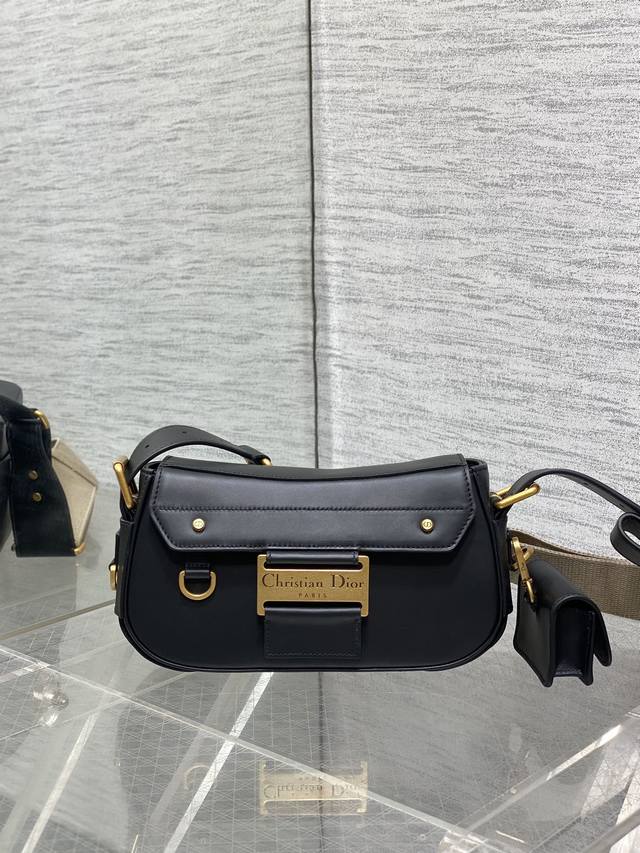 顶级原单 配全套原版包装 现货 春夏New Street Chic系列，谁背谁好看，海盗爷时期Punk 完美升级，必定是爆款，酷飒十足，做旧的金属字母牌，经典O