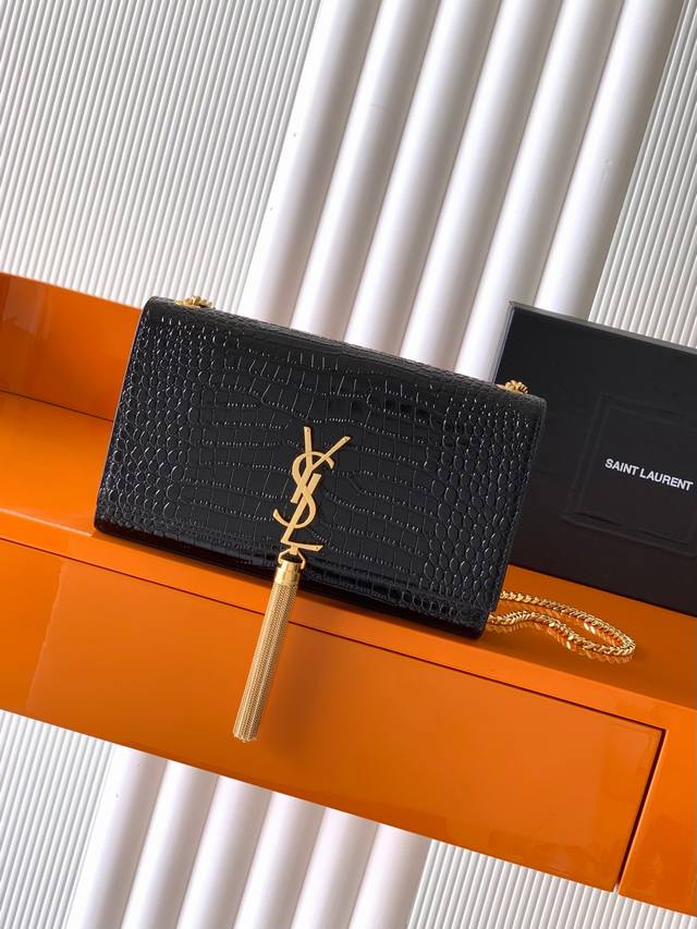 Y家最经典的款式Kate鳄鱼纹链条斜挎包！每个女孩衣柜都必备一个的百搭款式！高质量原厂鳄鱼压纹牛皮，耐磨耐刮，不用特意精心爱护相信我Kate绝对是永恒的经典，没