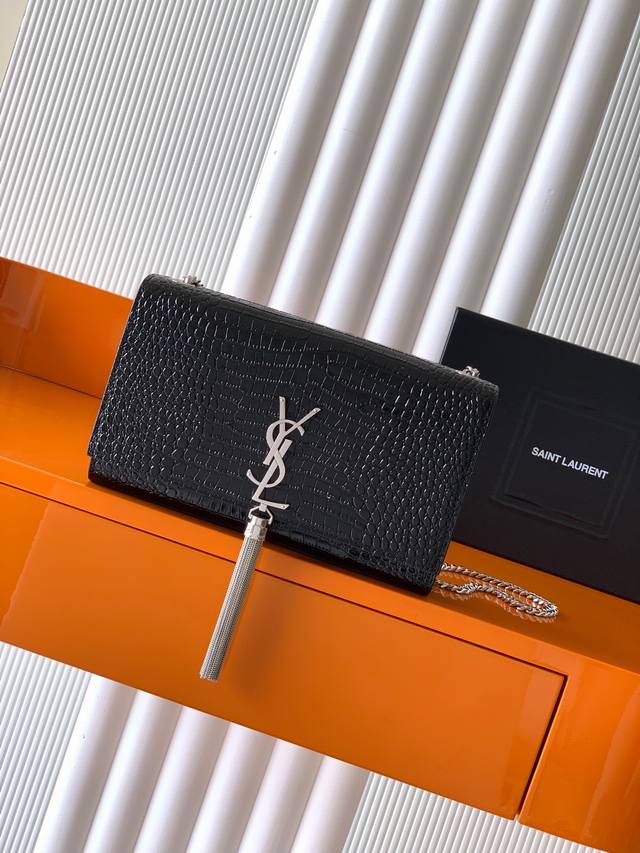 Y家最经典的款式Kate鳄鱼纹链条斜挎包！每个女孩衣柜都必备一个的百搭款式！高质量原厂鳄鱼压纹牛皮，耐磨耐刮，不用特意精心爱护相信我Kate绝对是永恒的经典，没