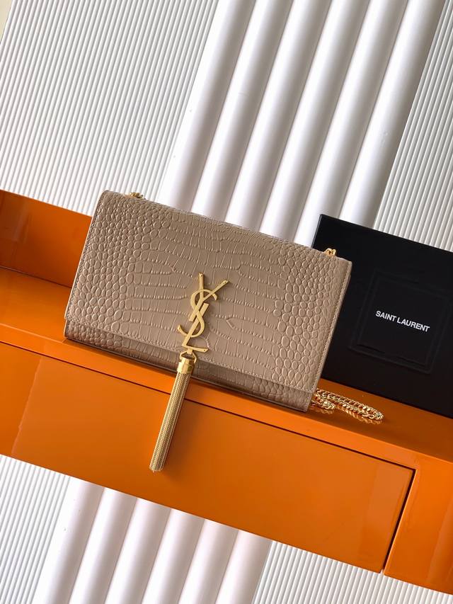 Y家最经典的款式Kate鳄鱼纹链条斜挎包！每个女孩衣柜都必备一个的百搭款式！高质量原厂鳄鱼压纹牛皮，耐磨耐刮，不用特意精心爱护相信我Kate绝对是永恒的经典，没