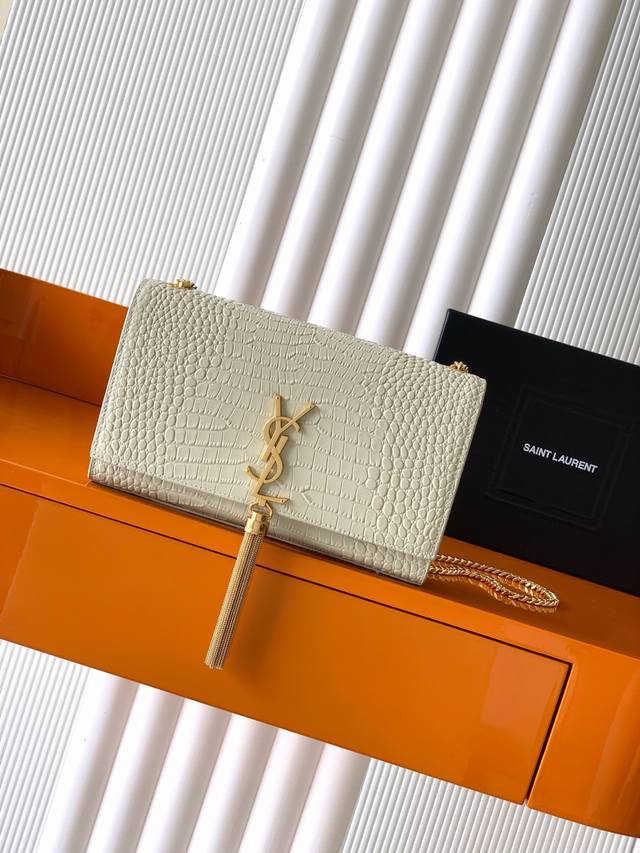 Y家最经典的款式Kate鳄鱼纹链条斜挎包！每个女孩衣柜都必备一个的百搭款式！高质量原厂鳄鱼压纹牛皮，耐磨耐刮，不用特意精心爱护相信我Kate绝对是永恒的经典，没