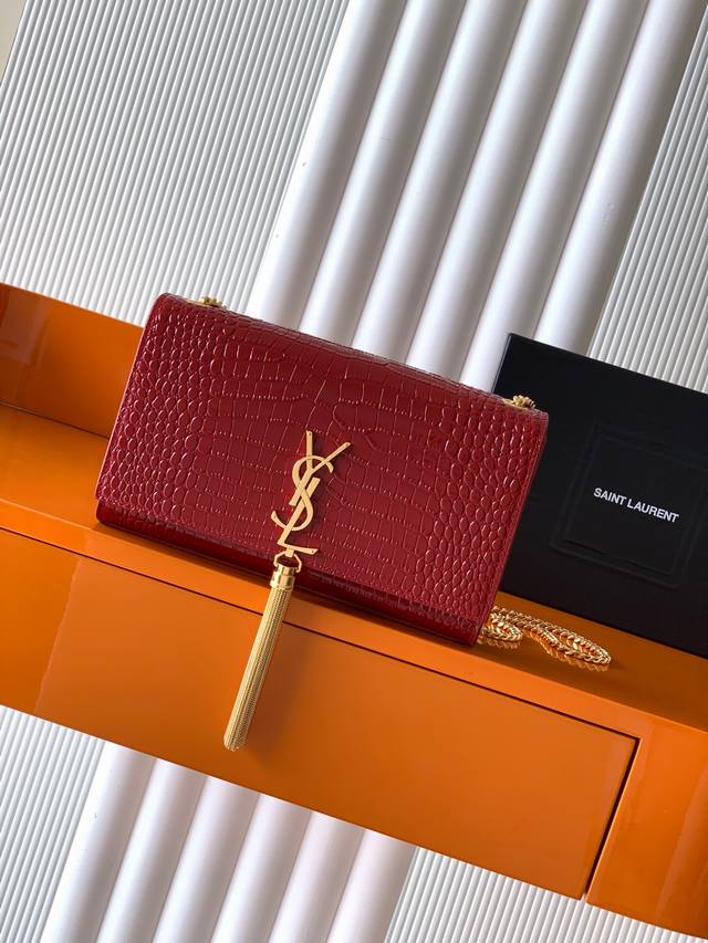 Y家最经典的款式Kate鳄鱼纹链条斜挎包!每个女孩衣柜都必备一个的百搭款式!高质量原厂鳄鱼压纹牛皮,耐磨耐刮,不用特意精心爱护相信我Kate绝对是永恒的经典,没 Y家最经典的款式Kate鳄鱼纹链条斜挎包!每个女孩衣柜都必备一个的百搭款式!高质量原厂鳄鱼压纹牛皮,耐磨耐刮,不用特意精心爱护相信我Kate绝对是永恒的经典,没