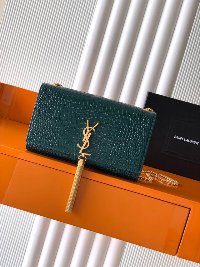 Y家最经典的款式Kate鳄鱼纹链条斜挎包！每个女孩衣柜都必备一个的百搭款式！高质量原厂鳄鱼压纹牛皮，耐磨耐刮，不用特意精心爱护相信我Kate绝对是永恒的经典，没