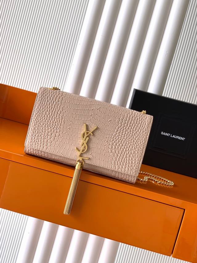 Y家最经典的款式Kate鳄鱼纹链条斜挎包！每个女孩衣柜都必备一个的百搭款式！高质量原厂鳄鱼压纹牛皮，耐磨耐刮，不用特意精心爱护相信我Kate绝对是永恒的经典，没