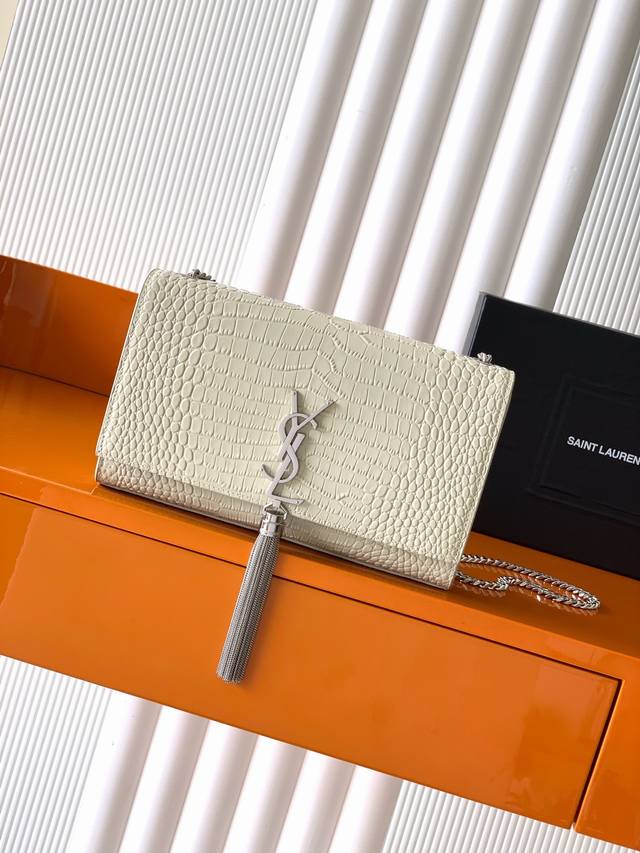 Y家最经典的款式Kate鳄鱼纹链条斜挎包！每个女孩衣柜都必备一个的百搭款式！高质量原厂鳄鱼压纹牛皮，耐磨耐刮，不用特意精心爱护相信我Kate绝对是永恒的经典，没