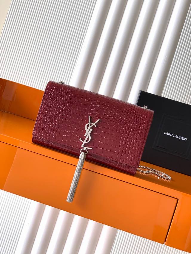 Y家最经典的款式Kate鳄鱼纹链条斜挎包！每个女孩衣柜都必备一个的百搭款式！高质量原厂鳄鱼压纹牛皮，耐磨耐刮，不用特意精心爱护相信我Kate绝对是永恒的经典，没