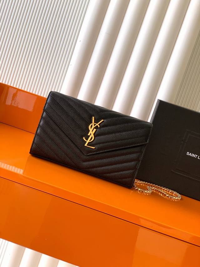 独家背景 克球纹 金 Monogram鱼子酱纹路原厂皮版本信封包超级实用的一款小包，最经典的款式100%原厂牛皮配上精细手工制作；定制金属Y家Logo彰显个性；