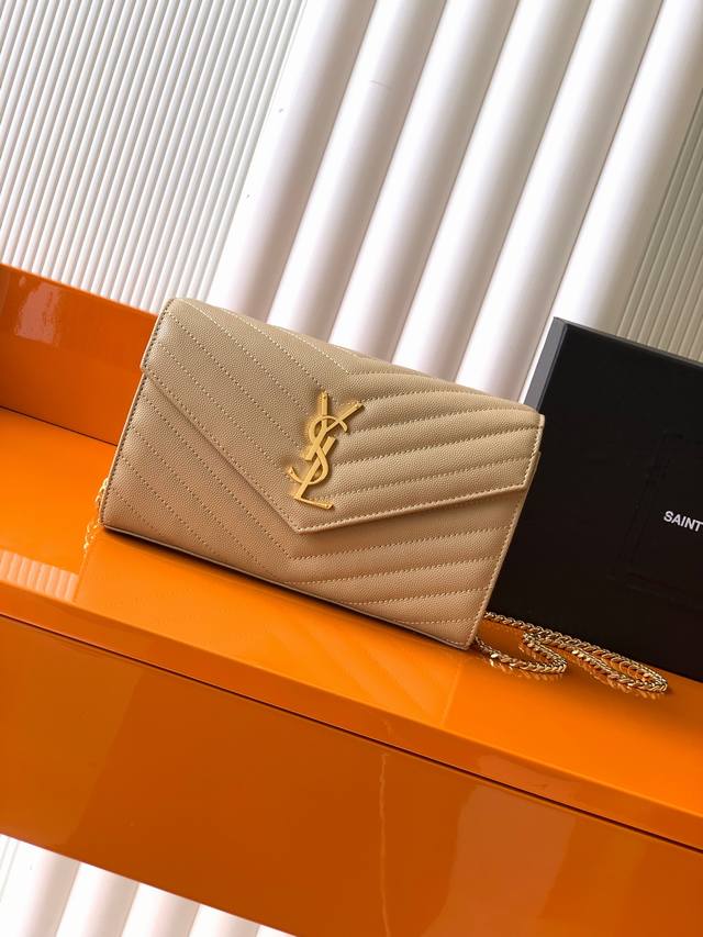 独家背景 杏球纹 金 Monogram鱼子酱纹路原厂皮版本信封包超级实用的一款小包，最经典的款式100%原厂牛皮配上精细手工制作；定制金属Y家Logo彰显个性；