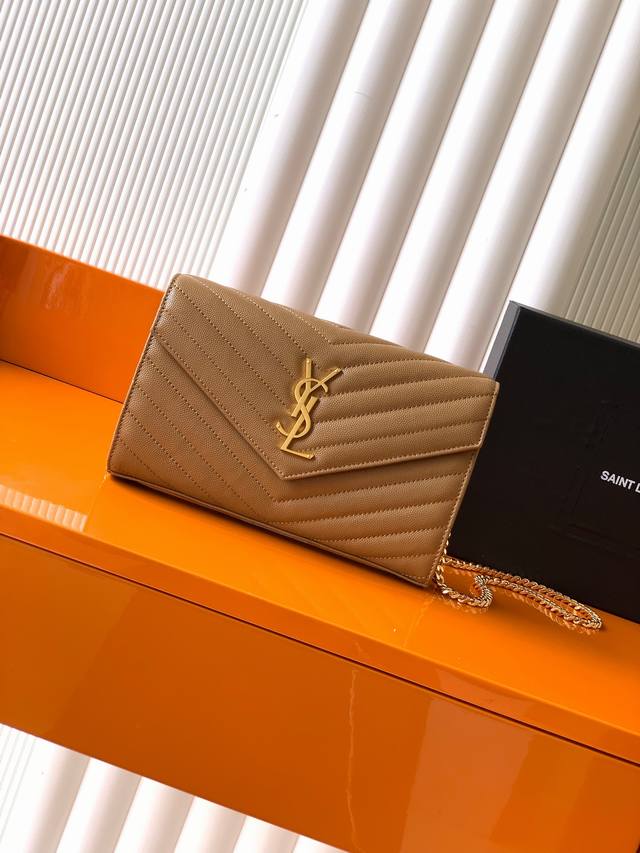 独家背景 焦糖球纹 金 Monogram鱼子酱纹路原厂皮版本信封包超级实用的一款小包，最经典的款式100%原厂牛皮配上精细手工制作；定制金属Y家Logo彰显个性