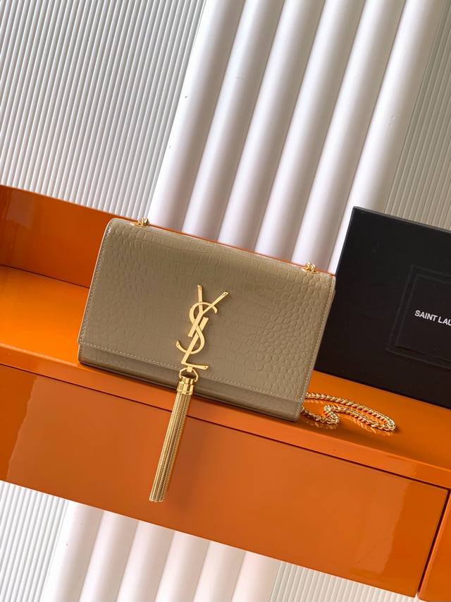 鳄鱼纹 Kate～经典款斜挎链条包原厂皮版本全新到货！采用最高等级原厂牛皮，犹如抚摸皮肤般手感细腻柔滑；原版开模定制高质感五金；包内有一隔层卡夹，方便收纳卡片，