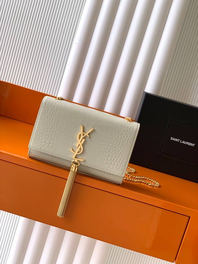 鳄鱼纹 Kate～经典款斜挎链条包原厂皮版本全新到货！采用最高等级原厂牛皮，犹如抚摸皮肤般手感细腻柔滑；原版开模定制高质感五金；包内有一隔层卡夹，方便收纳卡片，