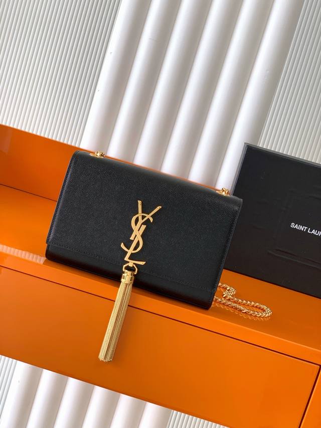 球纹 Kate 最经典的款式最实用的尺寸，这个系列最核心的设计便是Y家 Logo，当年Yves Saint Laurent先生邀请海报艺术家Cassandre设