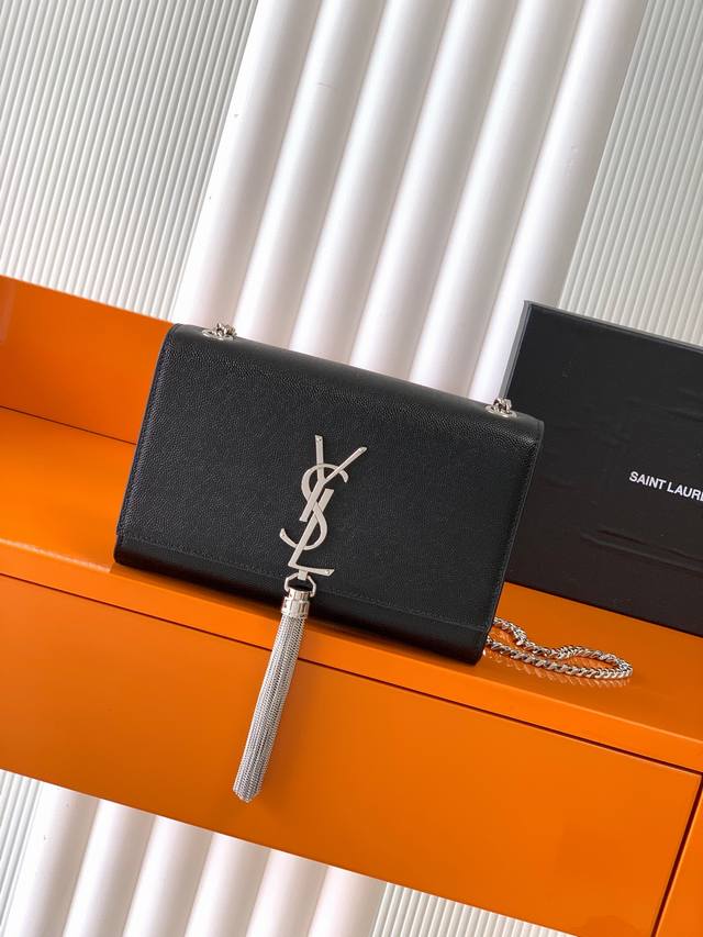 球纹 Kate 最经典的款式最实用的尺寸，这个系列最核心的设计便是Y家 Logo，当年Yves Saint Laurent先生邀请海报艺术家Cassandre设