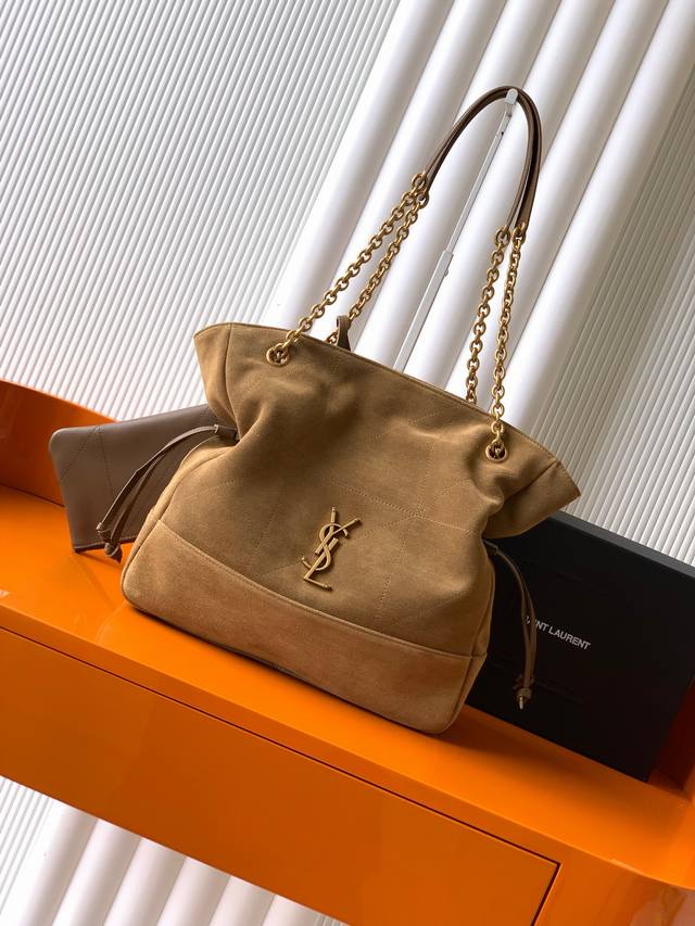 磨砂金叶棕 Ysl 新款小号Jamie 4.3 Large Pochon羊皮腋下包。设计师真的太懂消费者需要什么了吧很多托特包的设计都没法让颜值和实用性两者都兼