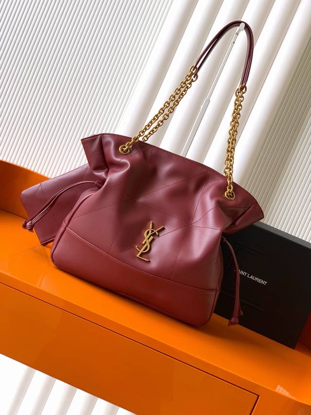 Ysl 新款小号Jamie 4.3 Large Pochon羊皮腋下包。设计师真的太懂消费者需要什么了吧很多托特包的设计都没法让颜值和实用性两者都兼得，但是！这