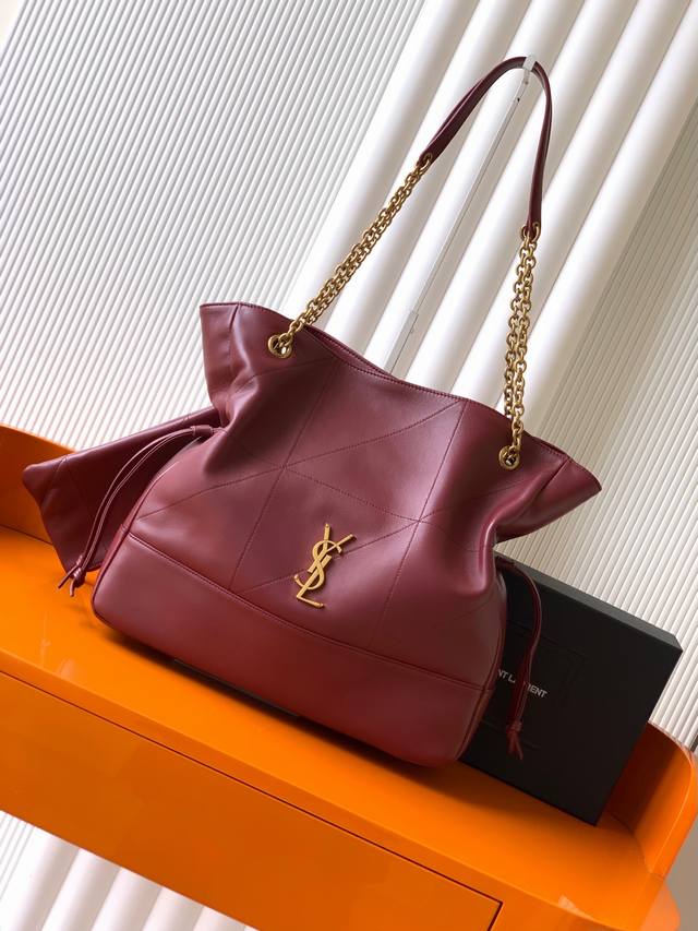 全新升级版Ysl 新款Jamie 4.3 Large Pochon羊皮腋下包 设计师真的太懂消费者需要什么了吧很多托特包的设计都没法让颜值和实用性两者都兼得,但 全新升级版Ysl 新款Jamie 4.3 Large Pochon羊皮腋下包 设计师真的太懂消费者需要什么了吧很多托特包的设计都没法让颜值和实用性两者都兼得,但