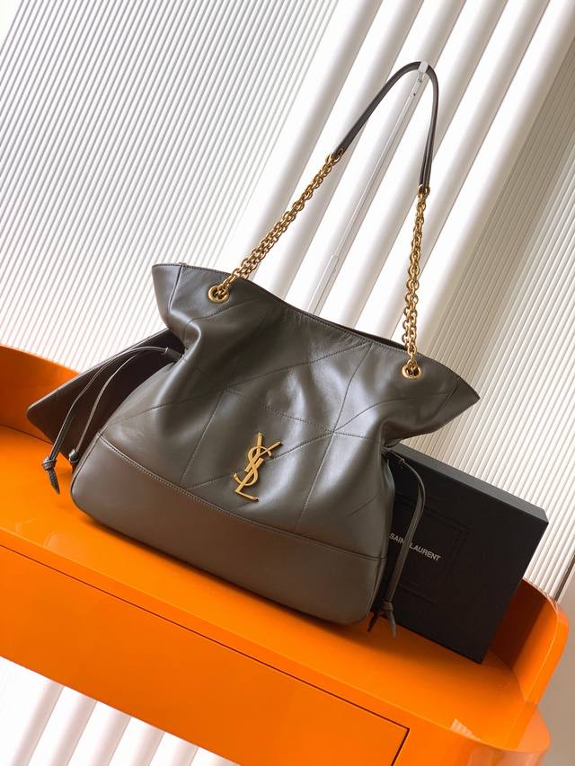 全新升级版Ysl 新款Jamie 4.3 Large Pochon羊皮腋下包 设计师真的太懂消费者需要什么了吧很多托特包的设计都没法让颜值和实用性两者都兼得，但