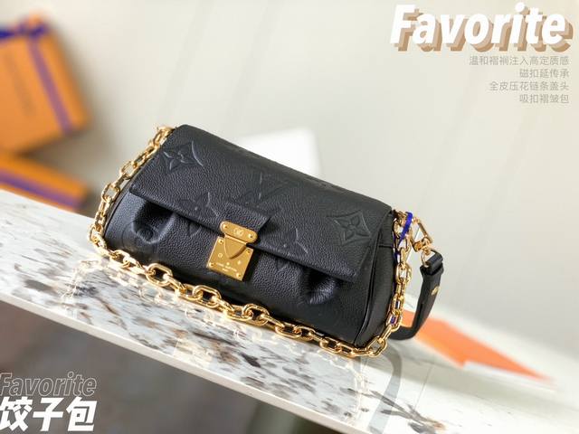 特级精品原厂皮M45813黑色压花 Favorite手袋为柔软粒面皮革压印超大 Monogram 图案，温和褶裥注入高定质感，磁扣延传承。全皮压花链条盖头吸扣褶