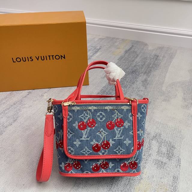 M14997 对版刺绣 顶级原单 动态163 本款 Neverfull Inside Out Bb 手袋出自路易威登 X 村上隆跨界合作复刻系列，为 Monog