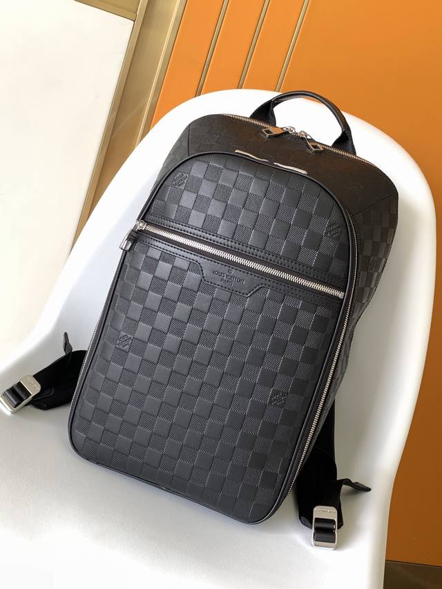 顶级原单 N45287 全皮 本款 Michael 双肩包为 Damier Infini Onyx 皮革压印 Damier 棋盘格纹,构筑设有笔记本电脑隔层的充 顶级原单 N45287 全皮 本款 Michael 双肩包为 Damier Infini Onyx 皮革压印 Damier 棋盘格纹,构筑设有笔记本电脑隔层的充