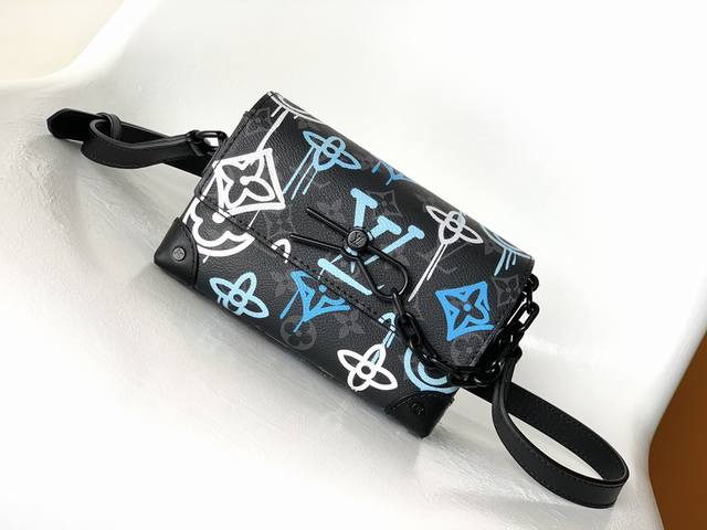 调价 M81952 顶级原单本款 Steamer 迷你手袋于帆布表面重绘 Monogram 图案，宣示涂鸦艺术的自由气息。链条和饰针元素彰显 Virgil Ab