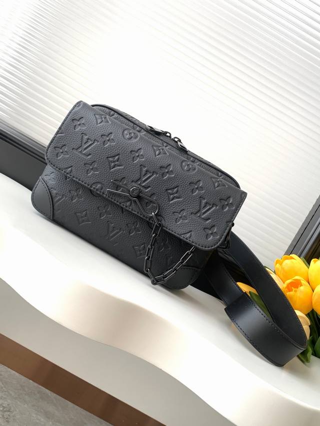 动态变码芯片 顶级原单加强版 M46795黑花 M23742压花 顶级原单 本款 Steamer 邮差包以贴合身形的玲珑构型汇聚摩登功能与经典元素。加固皮革包角 动态变码芯片 顶级原单加强版 M46795黑花 M23742压花 顶级原单 本款 Steamer 邮差包以贴合身形的玲珑构型汇聚摩登功能与经典元素。加固皮革包角