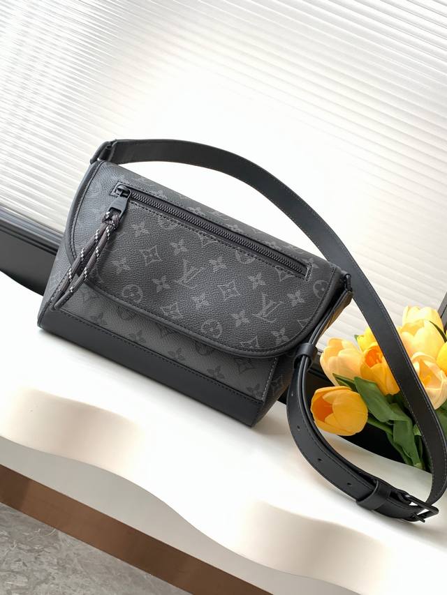 动态变码芯片 顶级原单加强版 M12681 本款Pulse差包以Monogram Eclipse帆布塑造精巧构型，为翻盖上的外袋搭配线绳拉链头。磁扣开合方便取放