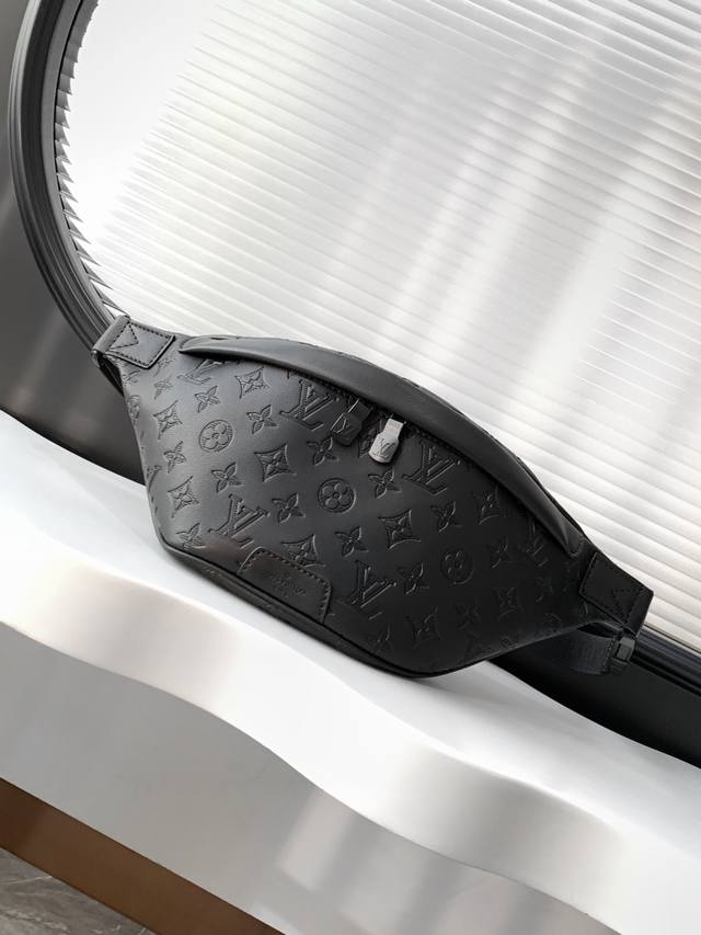 动态变码芯片 顶级原单加强版 M46036 本款 Discovery 腰包取材柔软 Monogram Shadow 压纹牛皮革，以复古笔触传递闲适个性。前后拉链