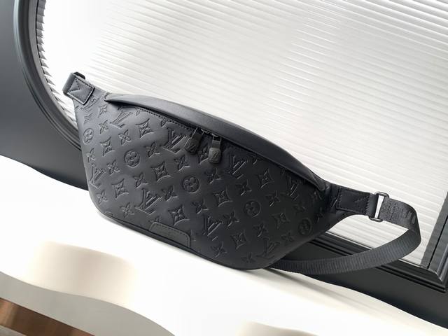 动态变码芯片 顶级原单加强版 M44388黑压花 Discovery 腰包 此款Discovery腰包采用柔软的Monogram Shadow压纹小牛皮制成，迷