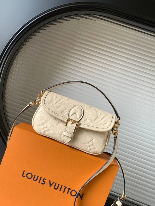 动态变码芯片 顶级原单质量 M83300杏色 M83566 粉色 M83592 蓝色顶级原单 本款 Nano Diane 手袋浓缩 Diane 手袋的经典构型，