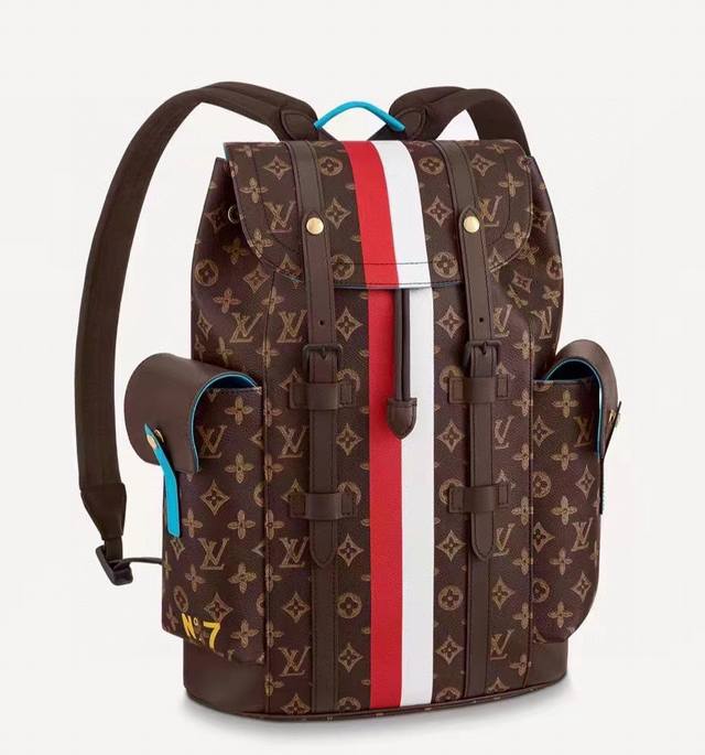 顶级原单 M59662 本款 Christopher 小号双肩包着力展现 Virgil Abloh 在 Trunk L’Il 胶囊系列中对两极碰撞的视觉探索：涂