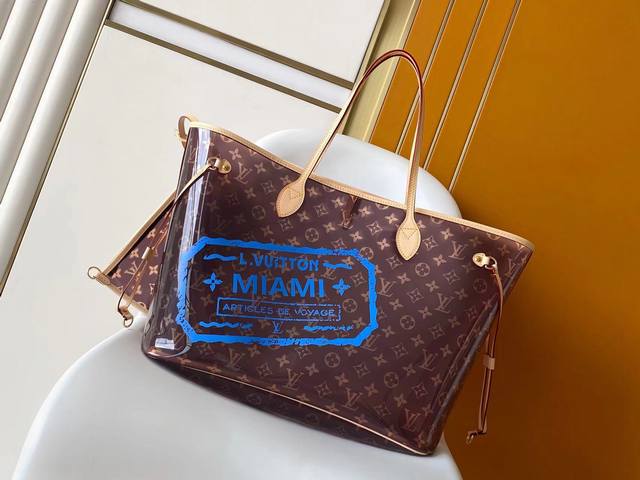 M14491棕色 蓝色顶级原单 动态163 Neverfull 大号托特包为柔软 Monogram 帆布勾勒牛皮革饰边，于宽敞构型融入缤纷织物内衬。两侧饰带无论