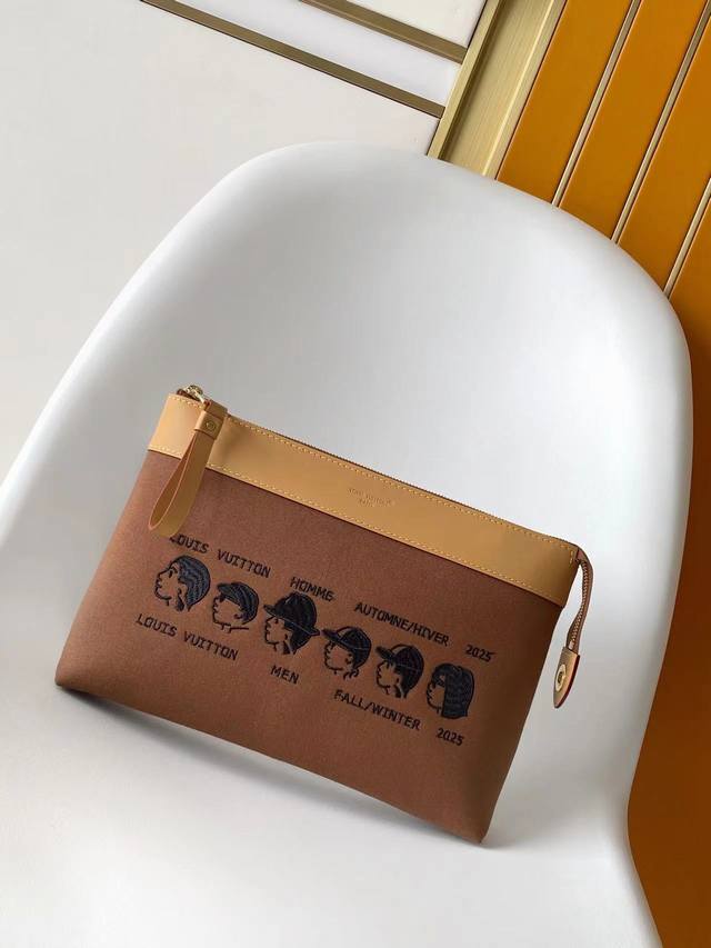 M25868 顶级原单 动态163 顶级原单Pharrel And Nigo Collection's Nigo联名的系列采用的是外翻的设计结构来处理，老花变内