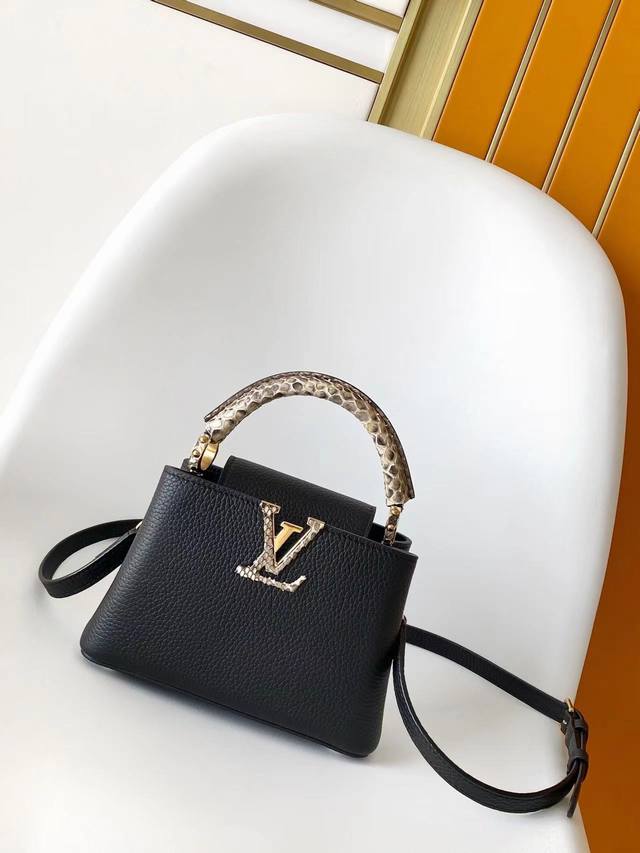 N85515白色 N85514黑色 特级原厂 动态163 夏季款 Capucines 迷你手袋取材 Taurillon 牛皮革,再以华美蟒蛇皮革包裹手柄及 Lv N85515白色 N85514黑色 特级原厂 动态163 夏季款 Capucines 迷你手袋取材 Taurillon 牛皮革,再以华美蟒蛇皮革包裹手柄及 Lv