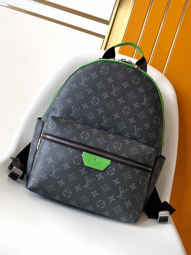 163C01 芯片 M25887 M22558 顶级原单 本款 Discovery 小号双肩包取材 Monogram Eclipse 帆布,以更为紧凑的构型延续 163C01 芯片 M25887 M22558 顶级原单 本款 Discovery 小号双肩包取材 Monogram Eclipse 帆布,以更为紧凑的构型延续