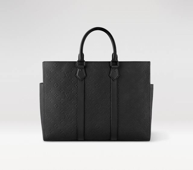 M21865 顶级原单 本款 Sac Plat 24H 手袋选用 Monogram 压纹 Taurillon 皮革，为两侧衬料增加方便取放的外贴袋，成就充裕的功