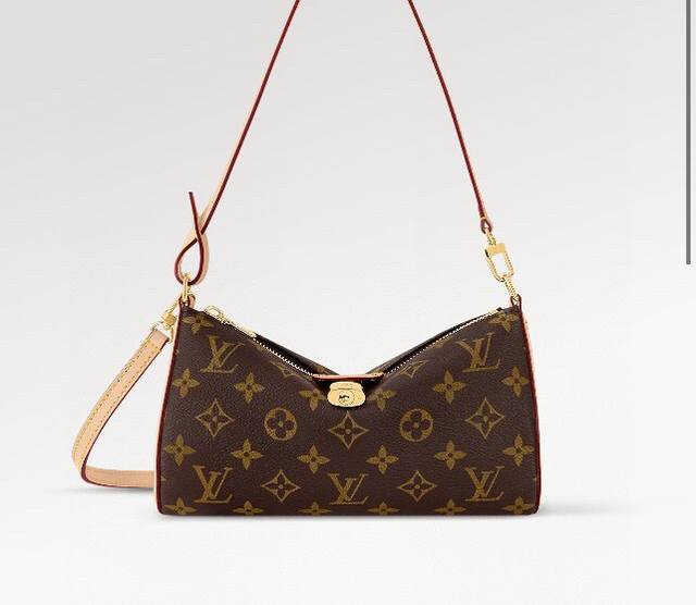 M12859 变码芯片顶级原单 本款 Pochette Tirette 手袋以 Monogram 新加长肩带斜挎单肩 帆布裁出玲珑垂软构型，瞩目亮相路易威登 春