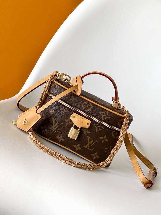 Pm47125黄皮顶级原单Vanity Chain Pouch 化妆手袋]M47125 黄色Vanity Chain Pouch 手袋向经典化妆箱汲取灵感，以M